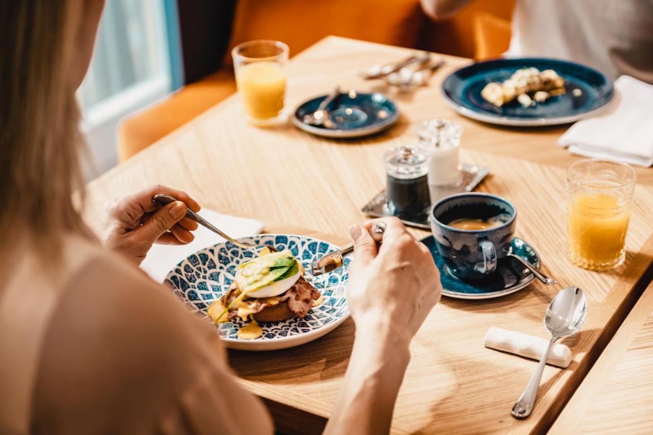 Falkensteiner Spa Resort Marianske Lazne Luaran gambar A woman eating breakfast