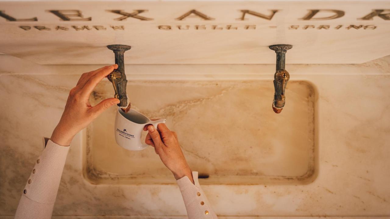 Falkensteiner Spa Resort Marianske Lazne Luaran gambar A woman washing her hands in the mikveh