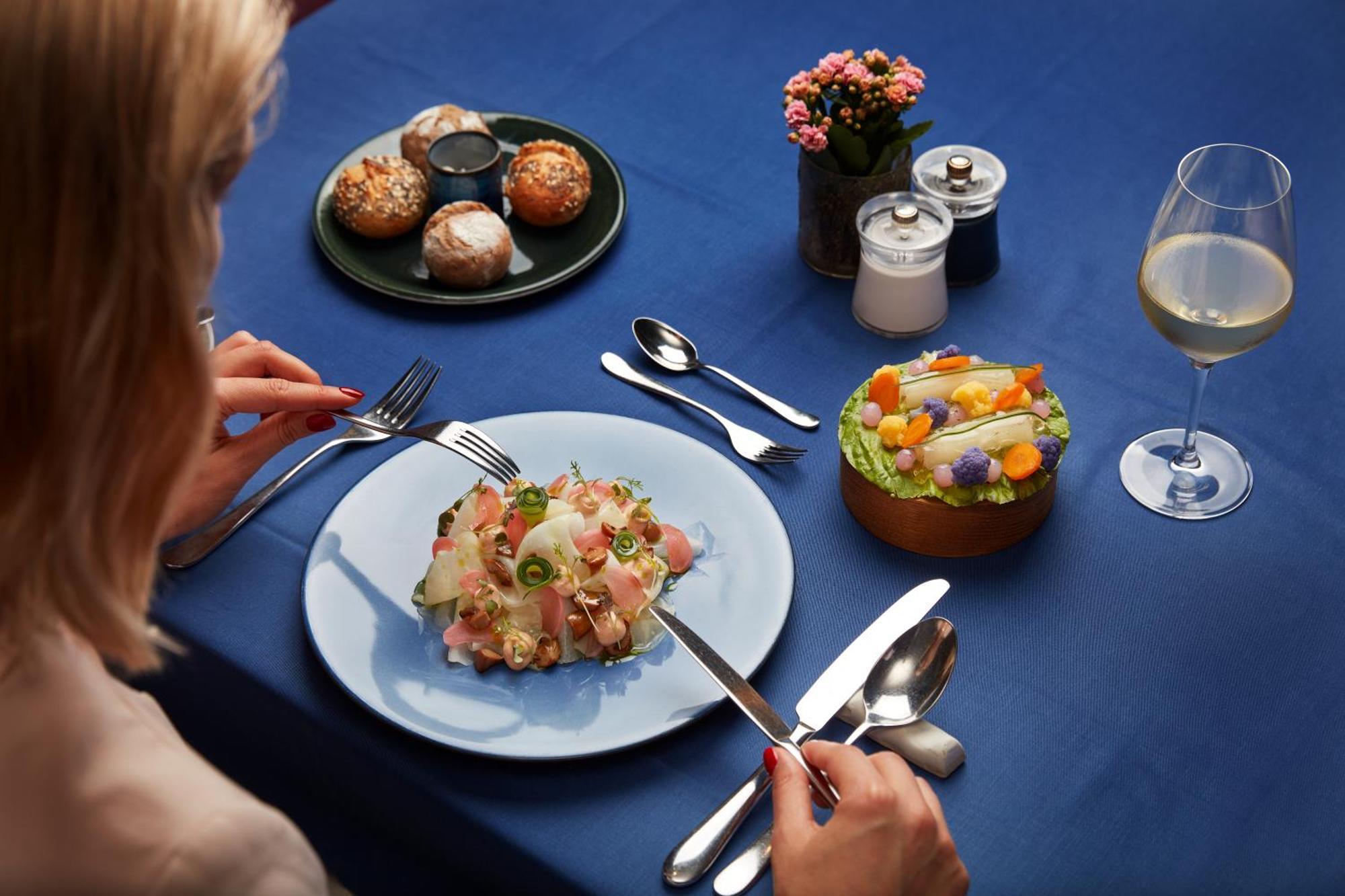 Falkensteiner Spa Resort Marianske Lazne Luaran gambar A woman eating with a knife and fork