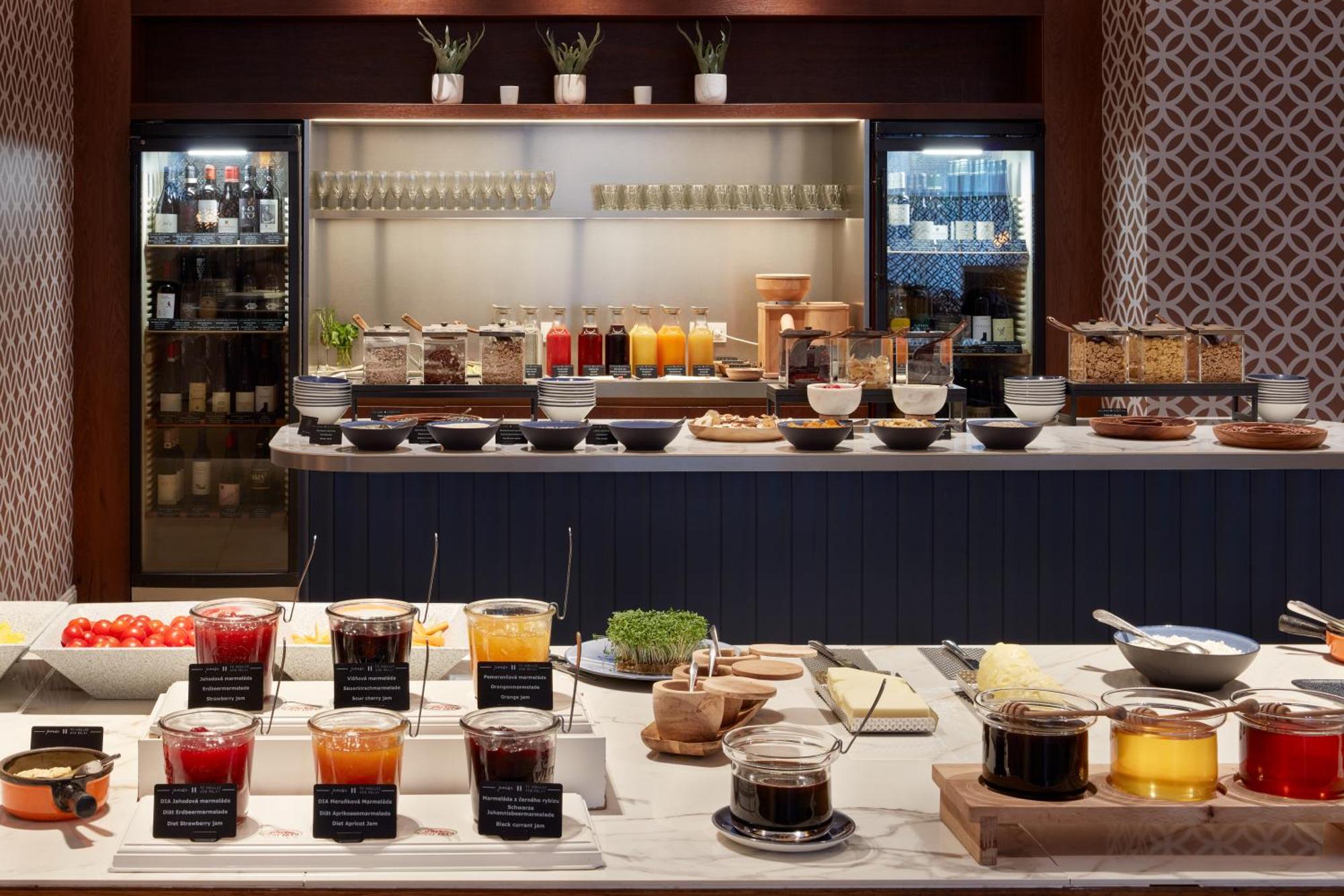 Falkensteiner Spa Resort Marianske Lazne Luaran gambar A buffet at a hotel