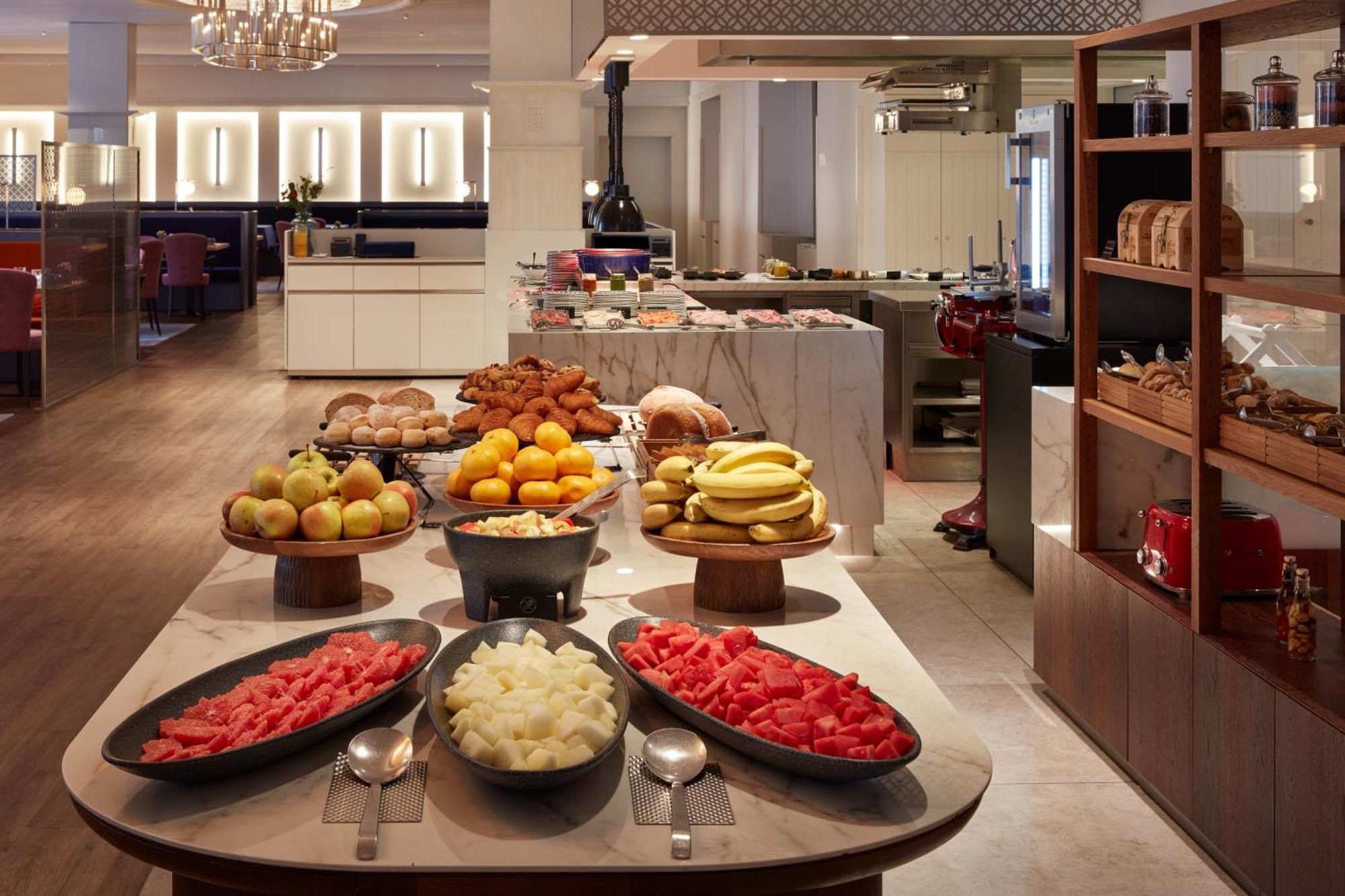 Falkensteiner Spa Resort Marianske Lazne Luaran gambar The buffet at the lounge