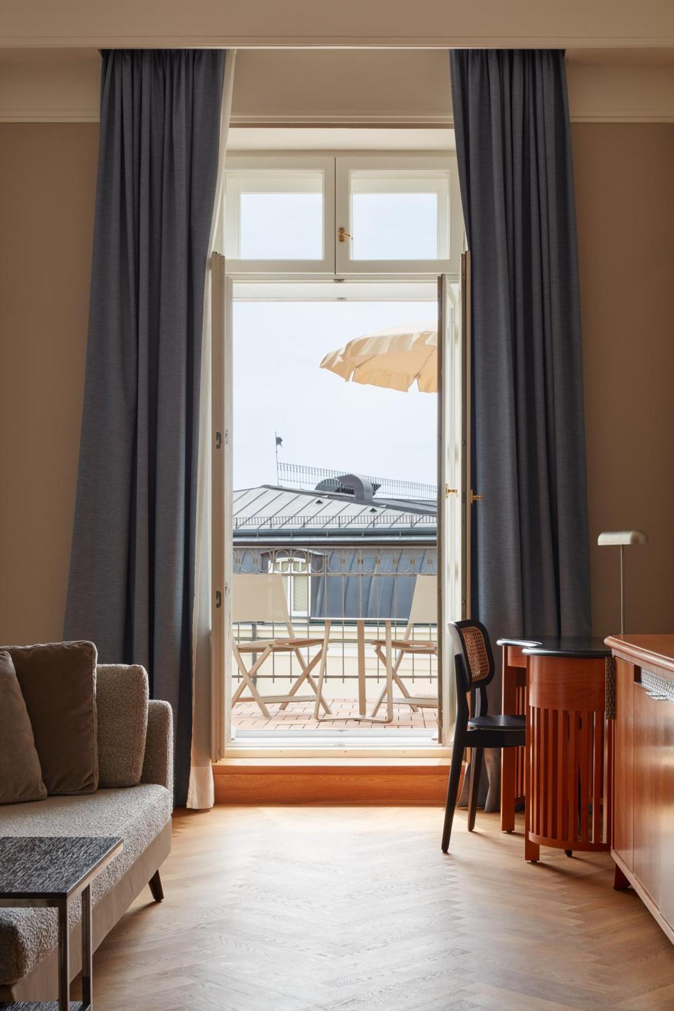 Falkensteiner Spa Resort Marianske Lazne Luaran gambar A balcony in a hotel room