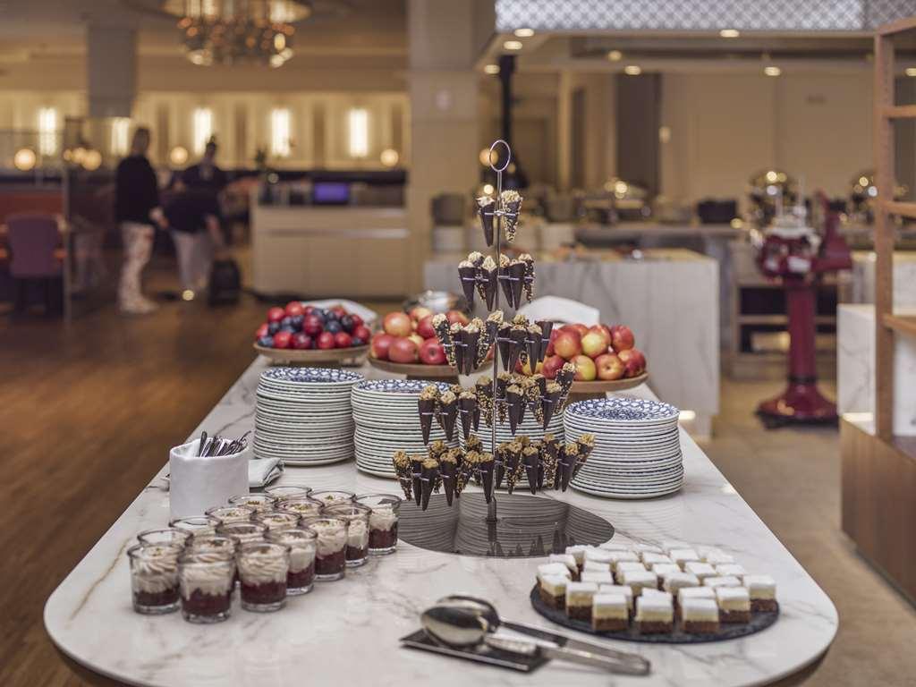 Falkensteiner Spa Resort Marianske Lazne Restoran gambar A dessert buffet
