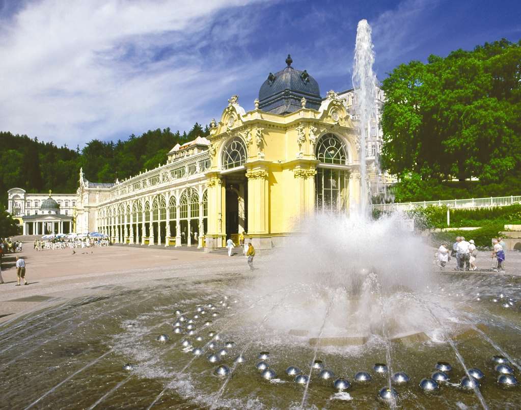 Falkensteiner Spa Resort Marianske Lazne Luaran gambar The colonnade in Lázně Bohdaneč